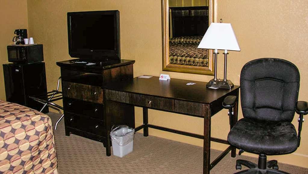 Fortune Inn & Suites Newport Стая снимка
