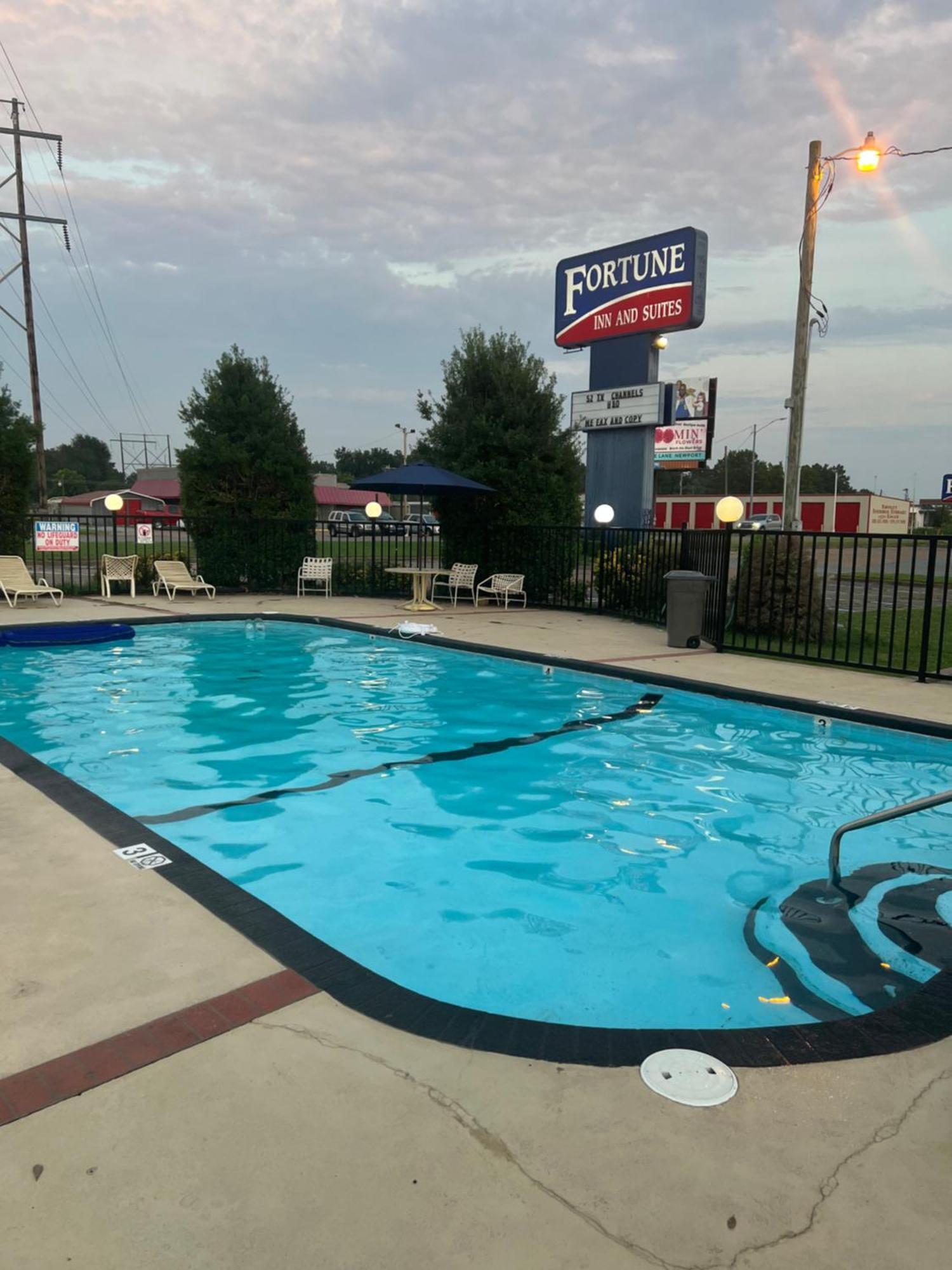 Fortune Inn & Suites Newport Екстериор снимка
