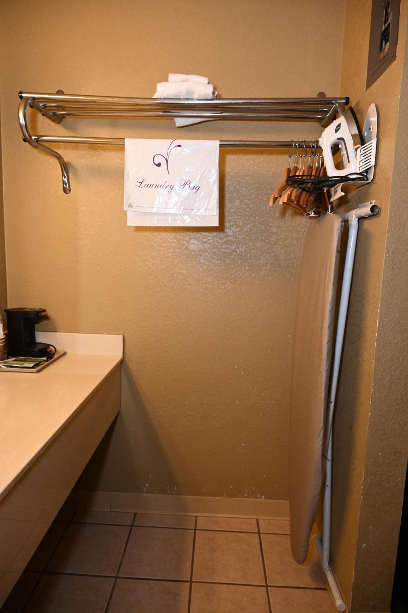 Fortune Inn & Suites Newport Екстериор снимка