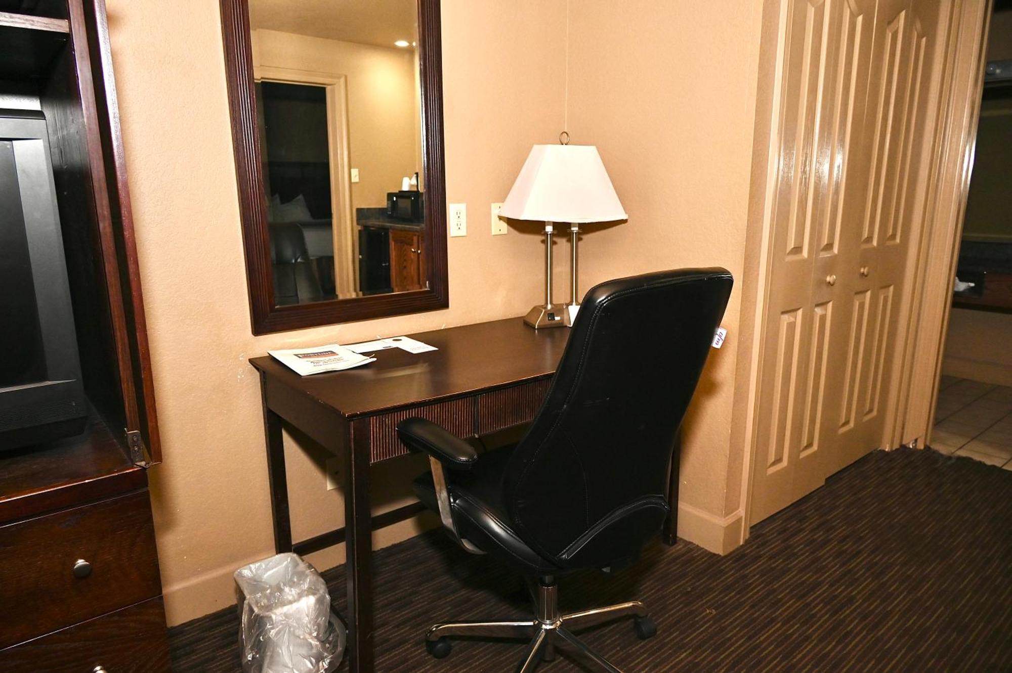 Fortune Inn & Suites Newport Екстериор снимка