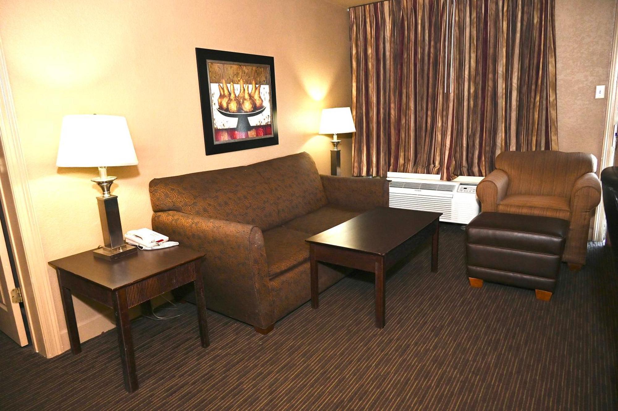 Fortune Inn & Suites Newport Екстериор снимка