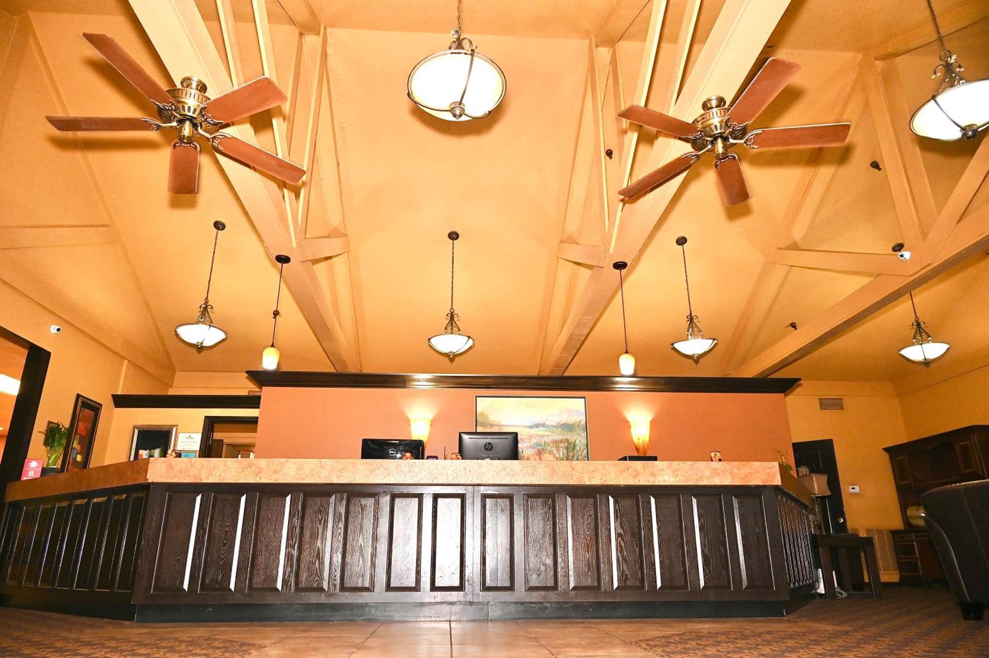 Fortune Inn & Suites Newport Екстериор снимка