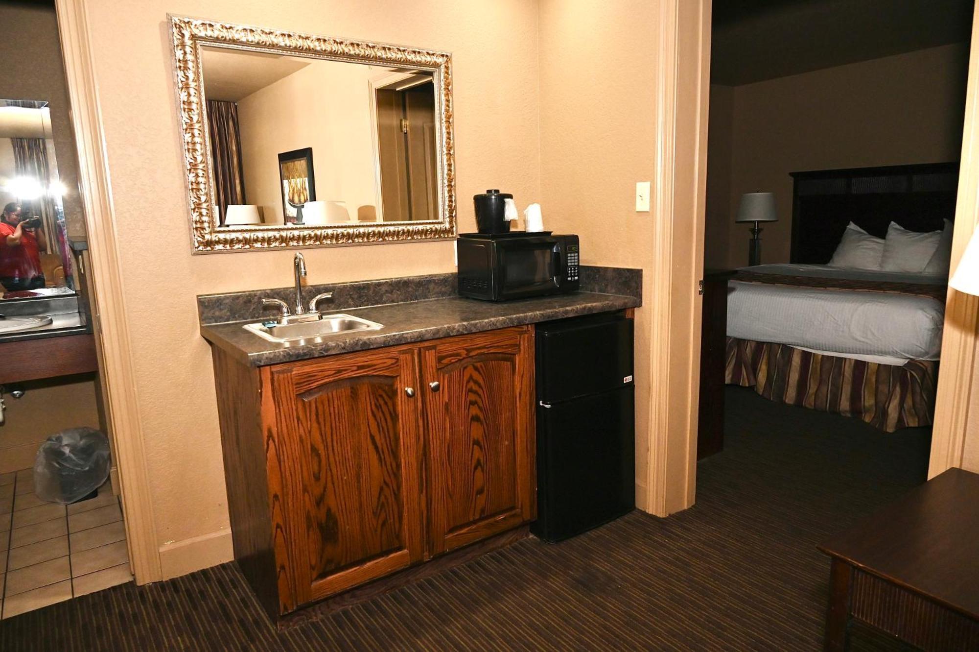 Fortune Inn & Suites Newport Екстериор снимка