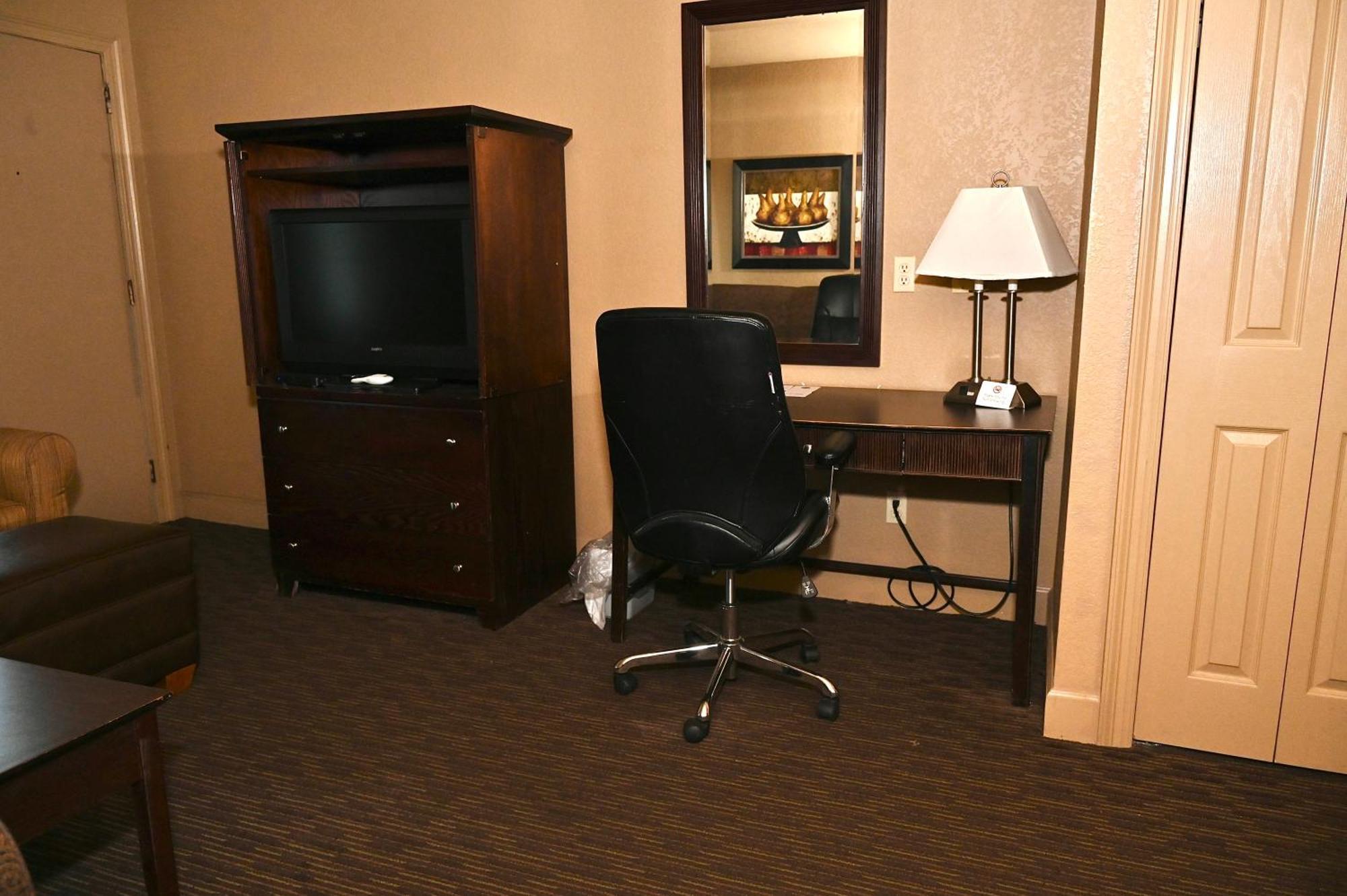 Fortune Inn & Suites Newport Екстериор снимка
