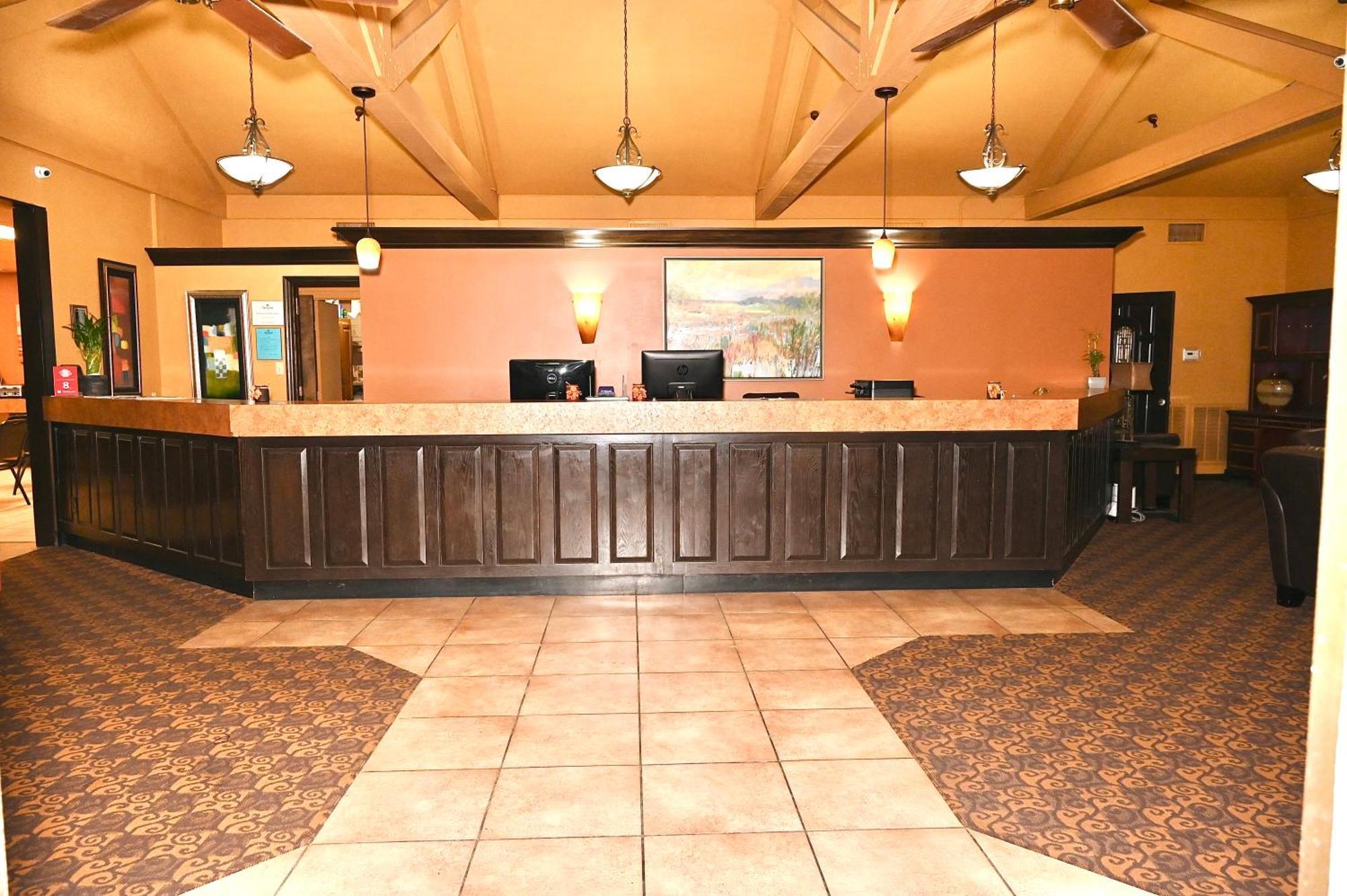 Fortune Inn & Suites Newport Екстериор снимка