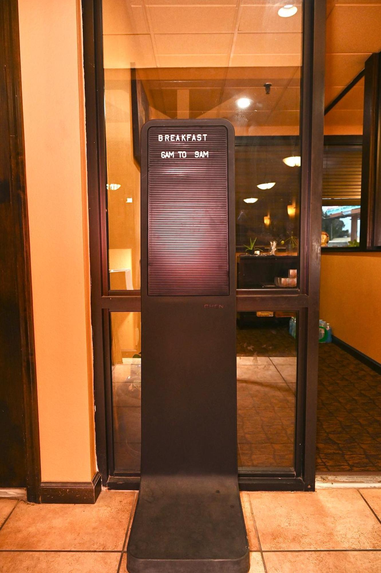 Fortune Inn & Suites Newport Екстериор снимка