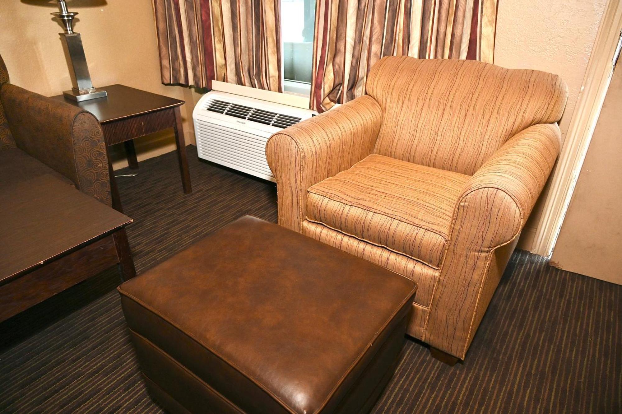 Fortune Inn & Suites Newport Екстериор снимка