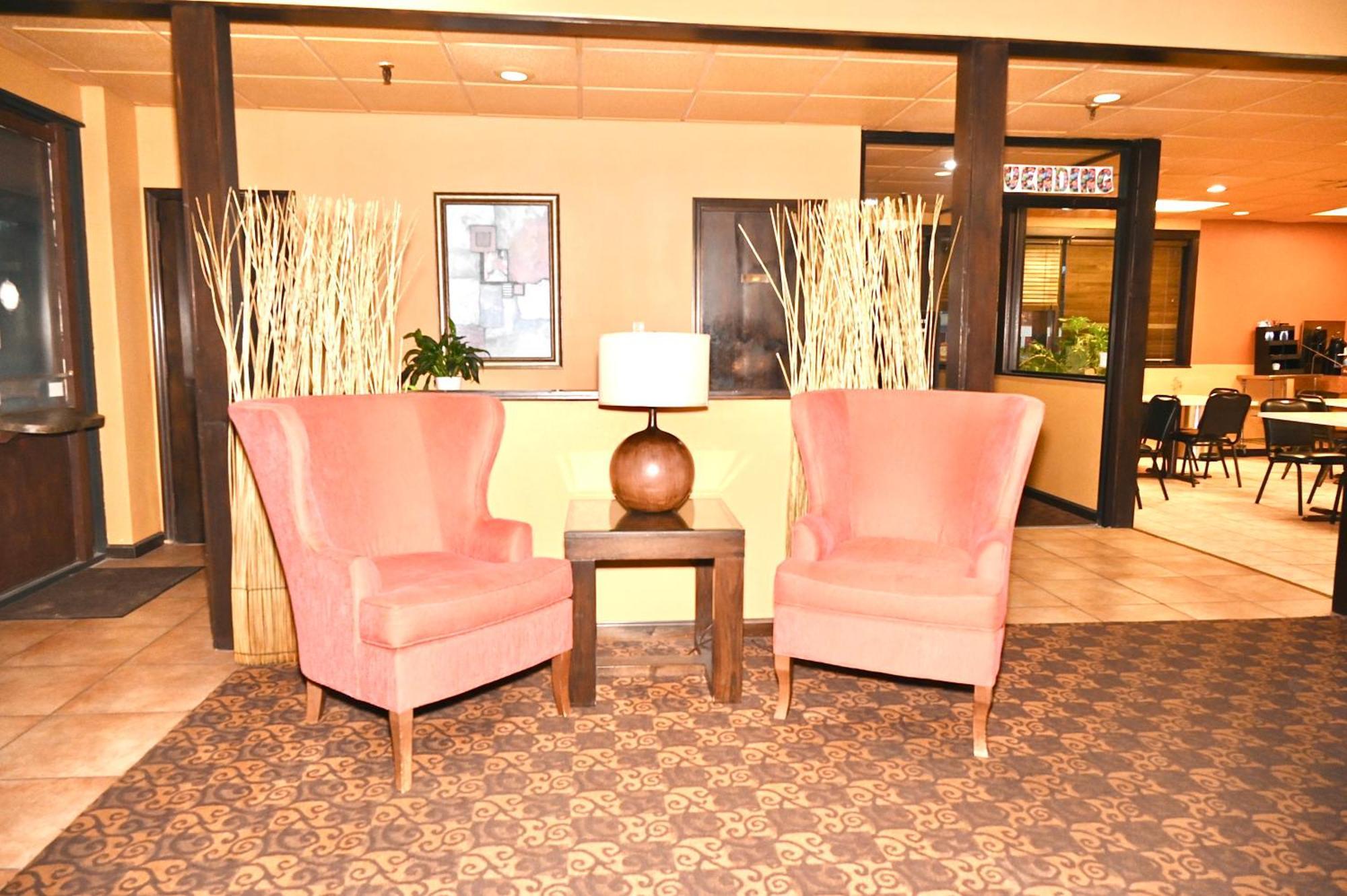 Fortune Inn & Suites Newport Екстериор снимка