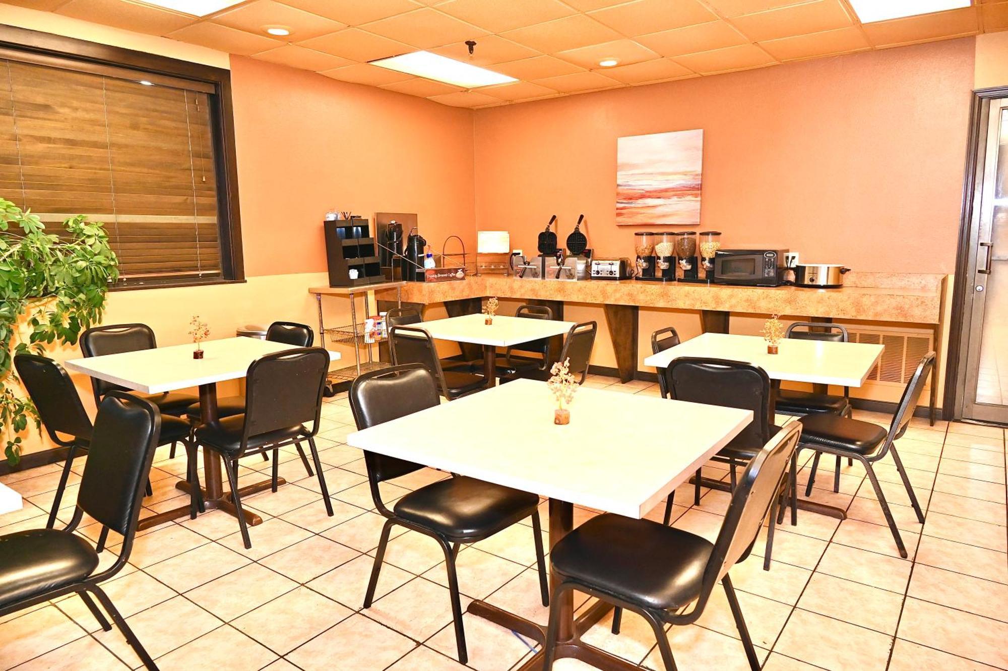 Fortune Inn & Suites Newport Екстериор снимка